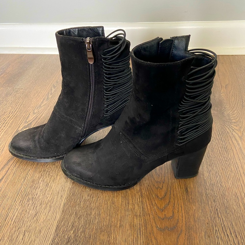 Azura size 38 (7.5-8) black suede bootie